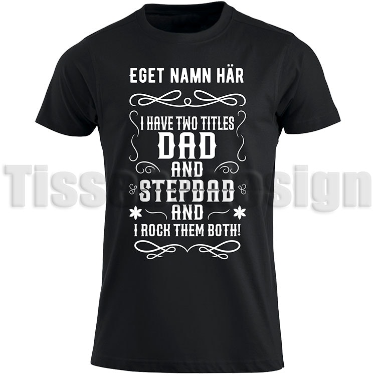 Svart t-shirt med vinyltryck  I have two titles dad and stepdad