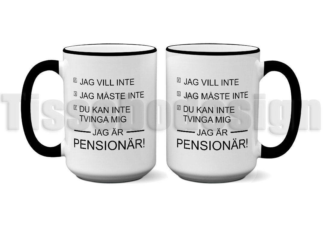 En vit 450 ml mugg med svart kant och svart handtag, trycket med texten jag vill inte / jag är pensionär