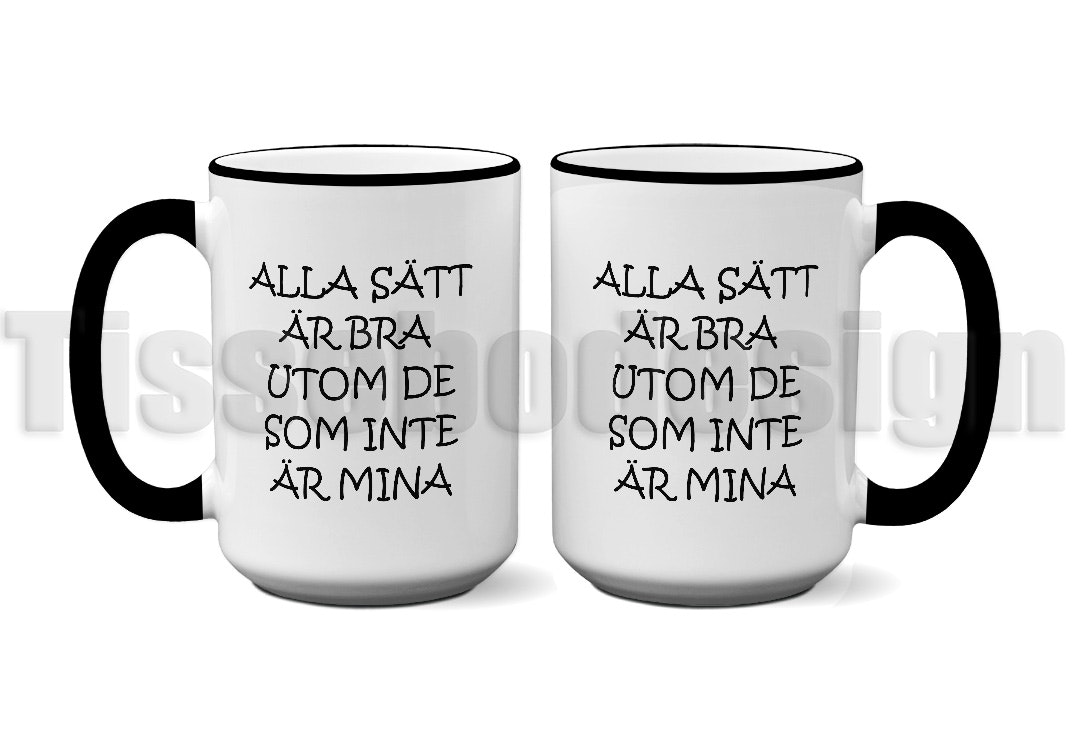 Vit keramikmugg med tryck av texten Alla sätt är bra, utom de som inte är mina på båda sidor. Finns i två färger: svart kant och handtag eller helt vit. Rymmer 450 ml.