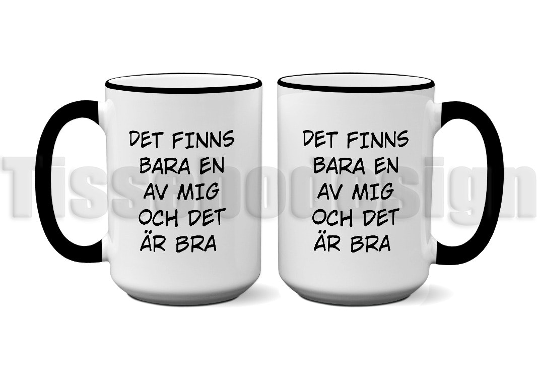 Vit keramikmugg med tryck av texten Alla sätt är bra, utom de som inte är mina på båda sidor. Muggen har svart färgad kant och handtag. Rymmer 450 ml.