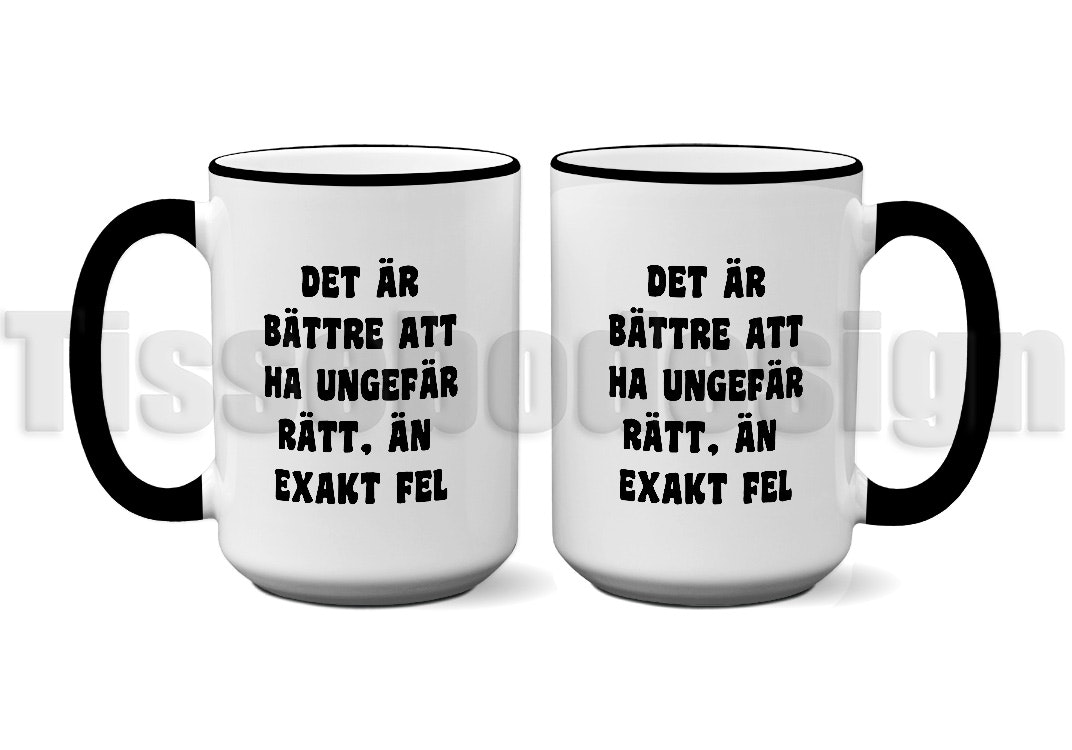 Vit keramikmugg med texten Det är bättre att ha ungefär rätt, än exakt fel på båda sidor. Muggen har svart kant och handtag. Rymmer 450 ml.