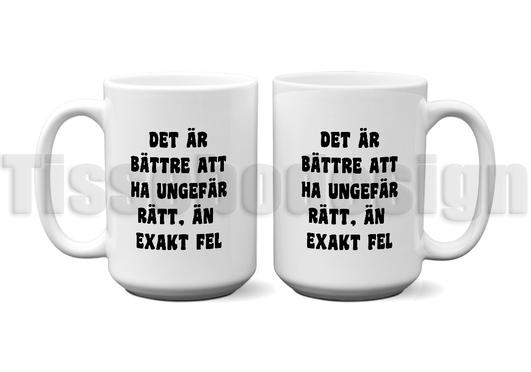 Vit keramikmugg med texten Det är bättre att ha ungefär rätt, än exakt fel på båda sidor. Rymmer 450 ml.