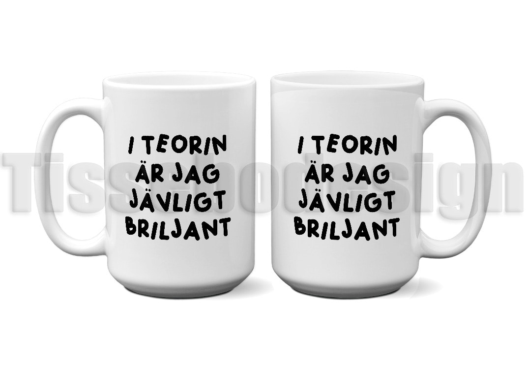 En vit 450 ml mugg, tryckt med texten  I teorin är jag jävligt briljant