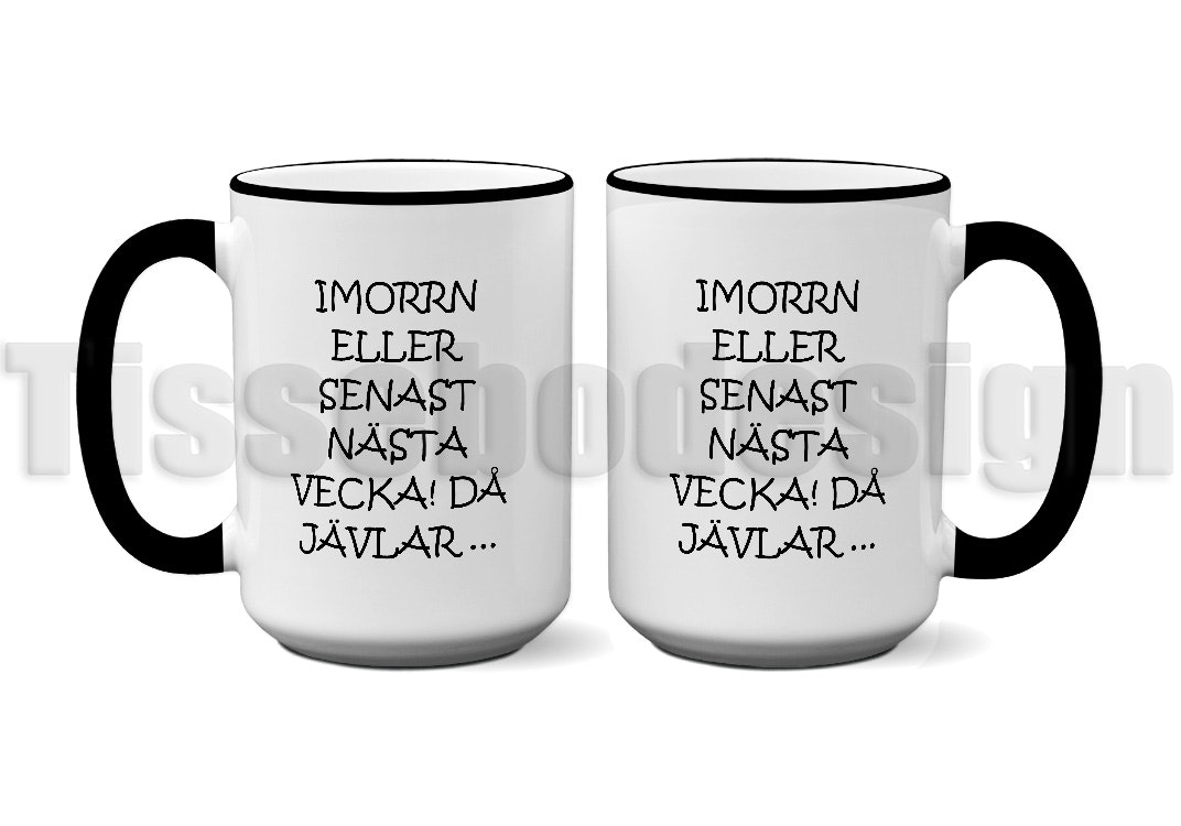 En vit 450 ml mugg med svart kant och svart handtag, tryckt med texten Imorron eller senast nästa vecka då jävlar...