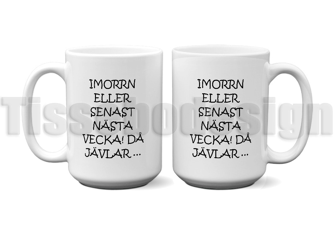 En vit 450 ml mugg, tryckt med texten Imorron eller senast nästa vecka då jävlar...