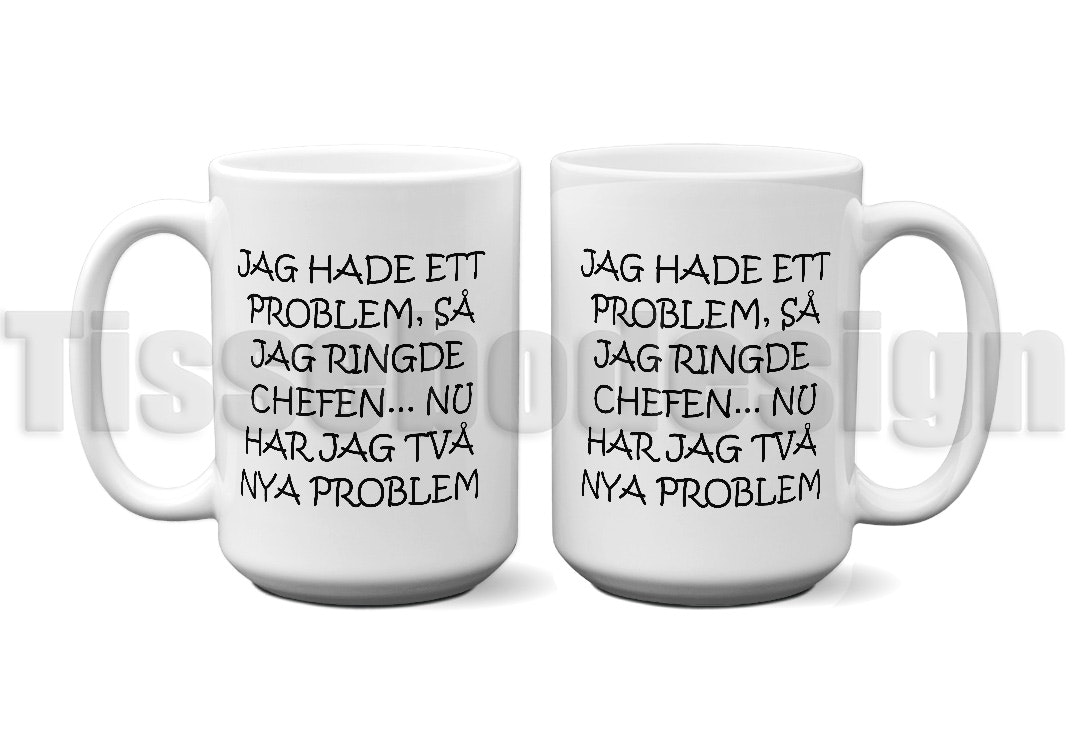 En vit 450 ml mugg, tryckt med texten Jag hade ett problem, så jag ringde chefen... Nu har jag två nya problem