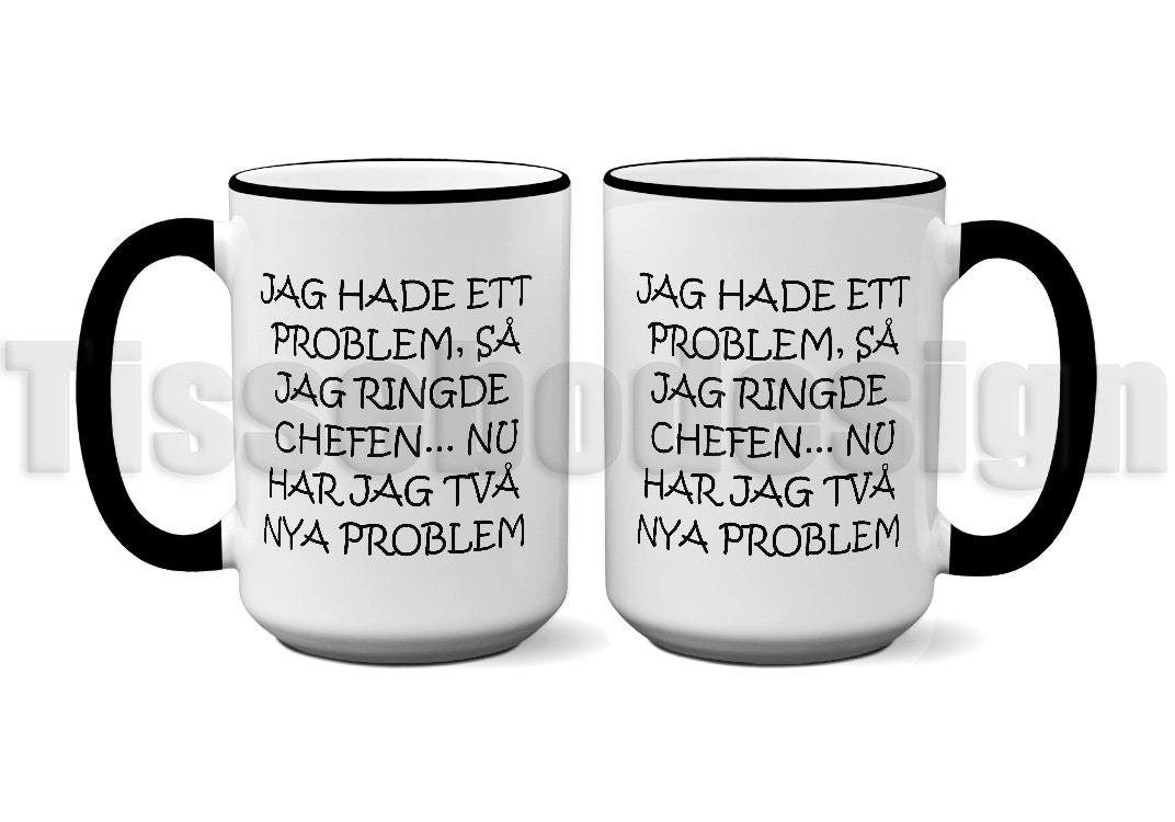En vit 450 ml mugg med svart kant och svart handtag, tryckt med texten Jag hade ett problem, så jag ringde chefen... Nu har jag två nya problem