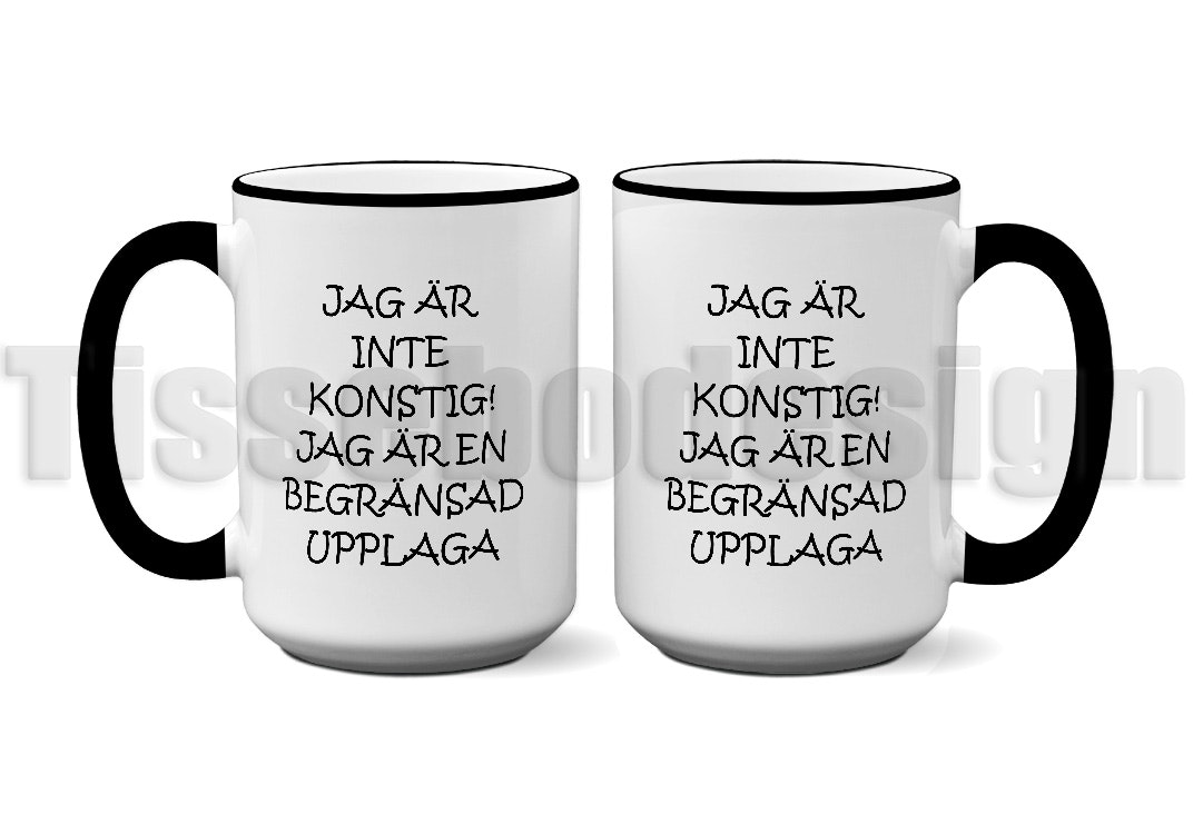 En vit 450 ml mugg med svart kant och svart handtag, tryckt med texten  Jag är inte konstig! jag är en begränsad upplaga