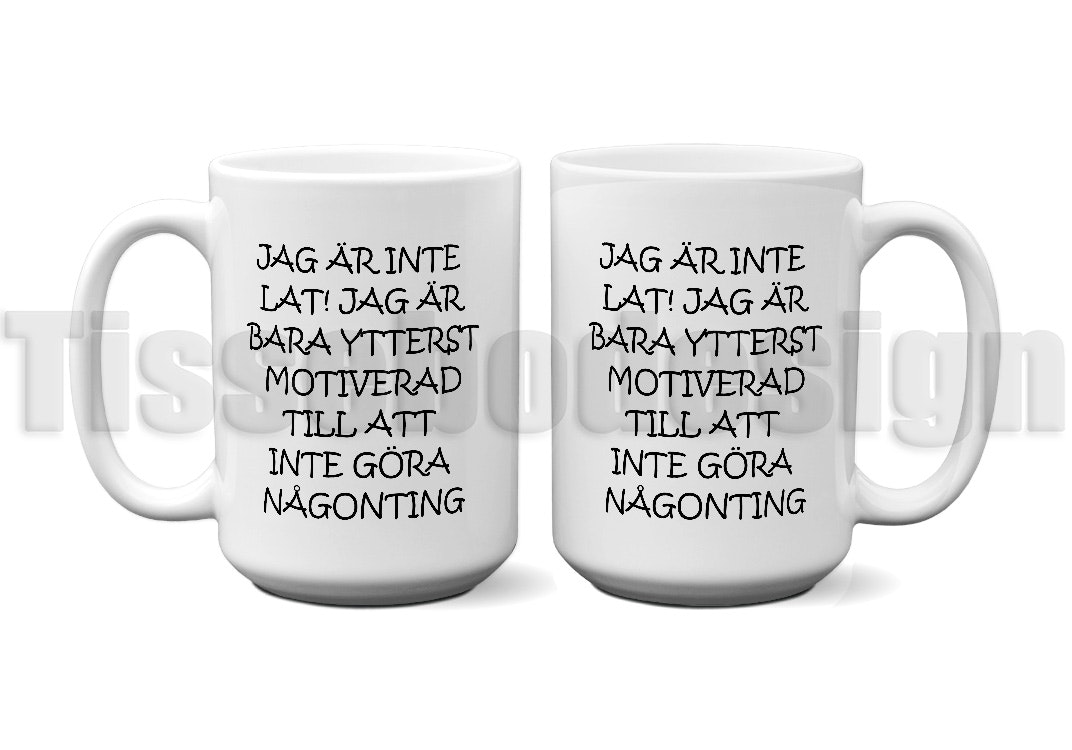 Vit keramikmugg med tryck av texten Jag är inte lat, jag är bara ytterst motiverad på båda sidor. Muggen har en färgad insida och handtag. Rymmer 450 ml.