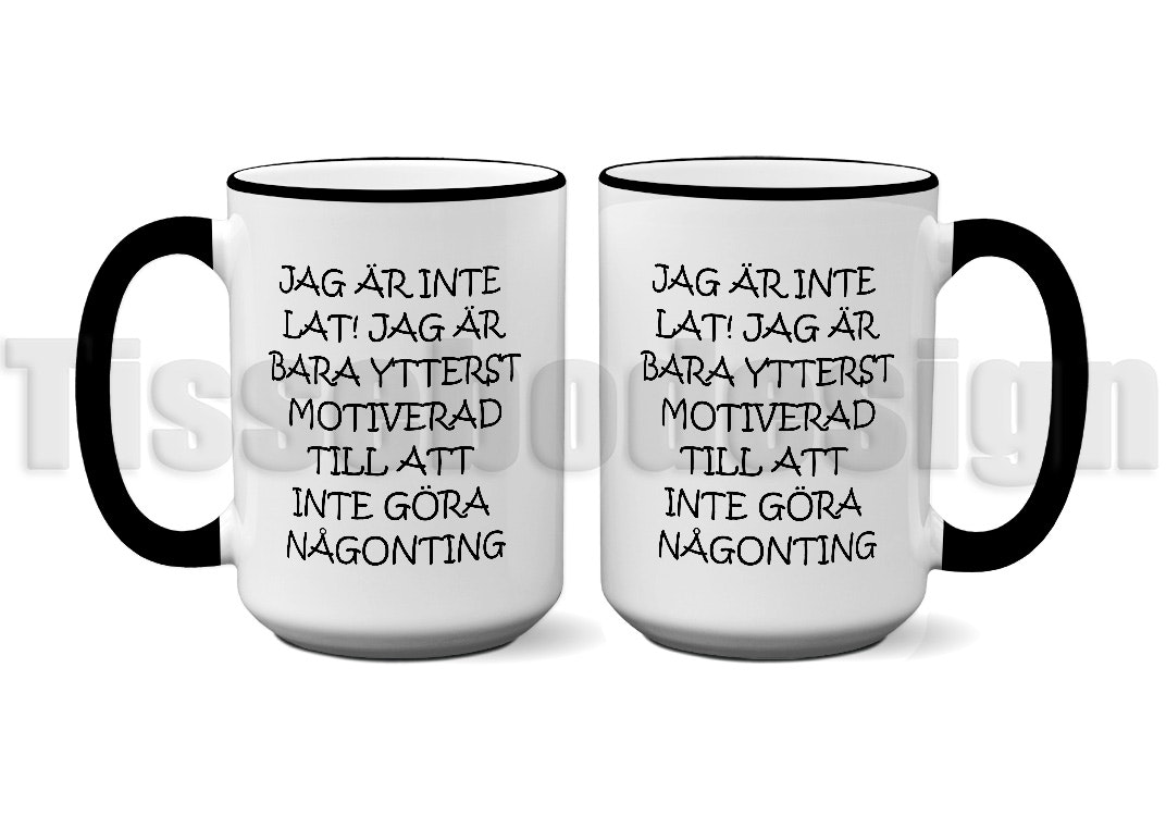 Vit keramikmugg med tryck av texten Jag är inte lat, jag är bara ytterst motiverad på båda sidor. Muggen har svart färgad kant och handtag. Rymmer 450 ml.