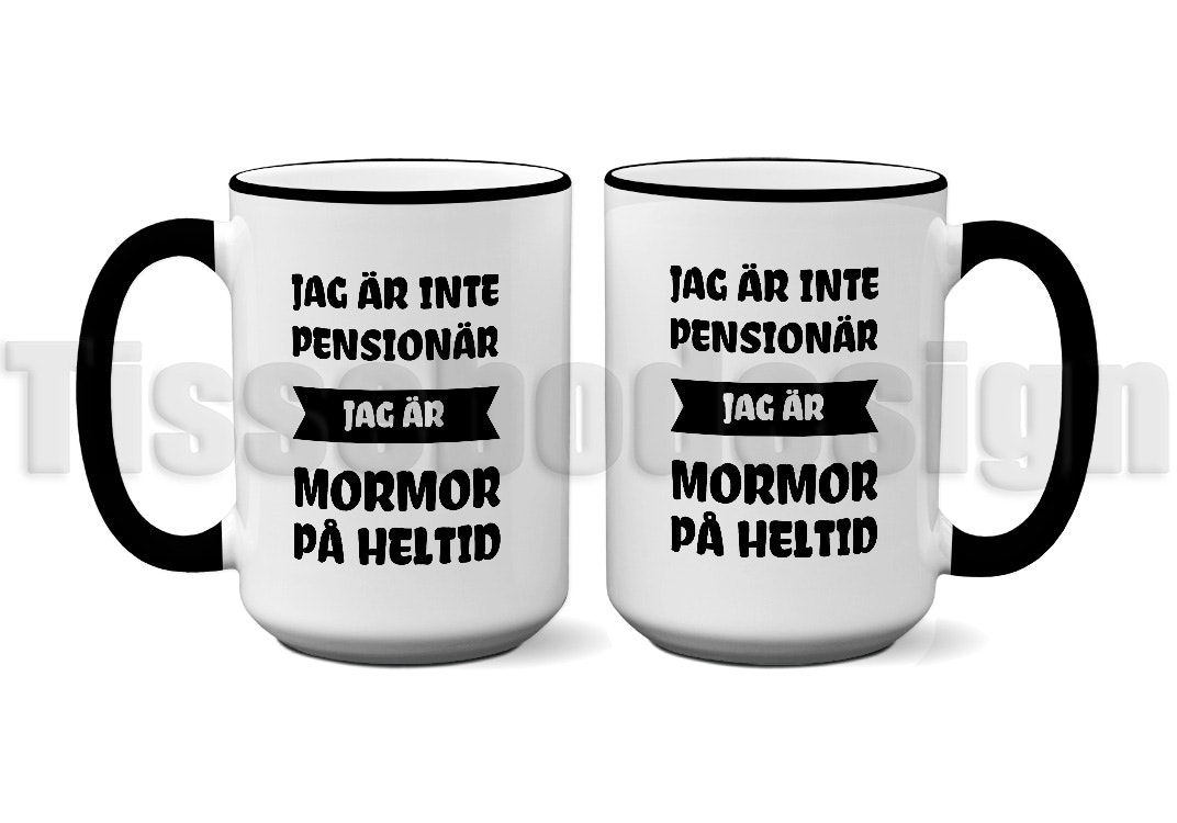 En vit 450 ml mugg med svart kant och handtag, tryckt med Mugg Jag är inte pensionär jag är mormor på heltid