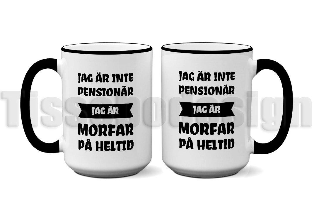 En vit 450 ml mugg med svart kant och handtag, tryckt med Mugg Jag är inte pensionär jag är morfar på heltid