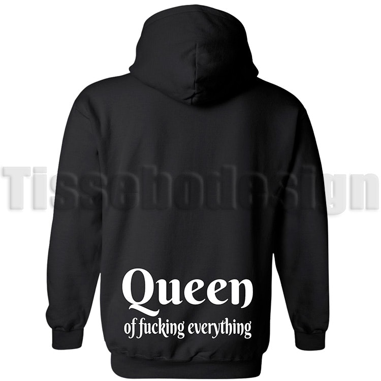 En svart hoodie Basic Oversize med trycket Queen Of fucking Everything, på baksian sitter texten, finns i storlekarna XS-5XL