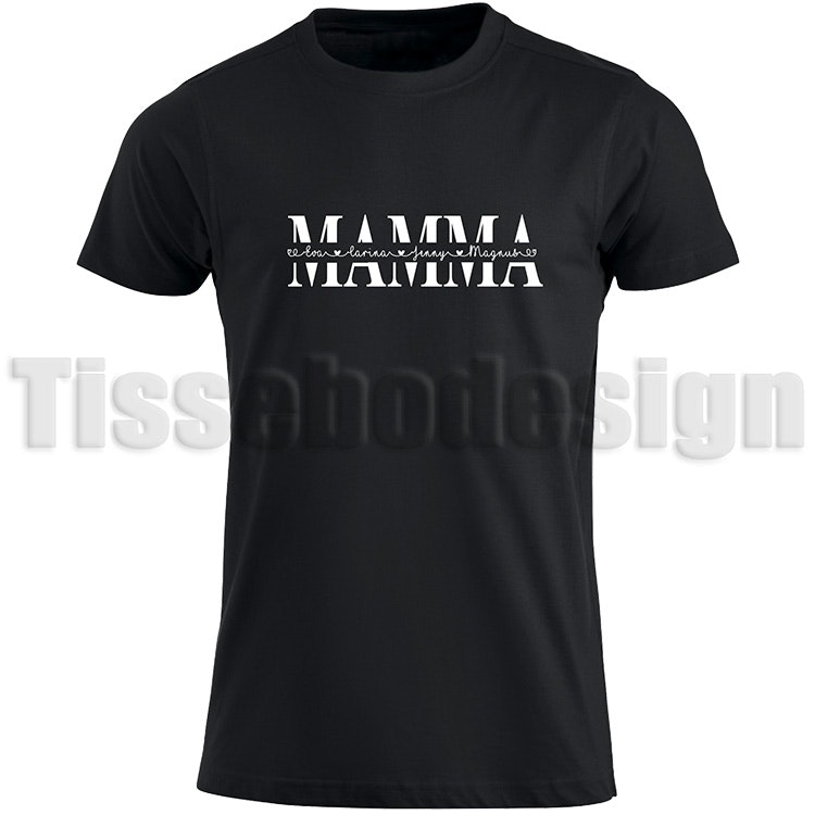 Svart T-shirt med vit texten MAMMA, understruken med flera namn och små hjärtan – kunden väljer själv vilka namn som ska stå