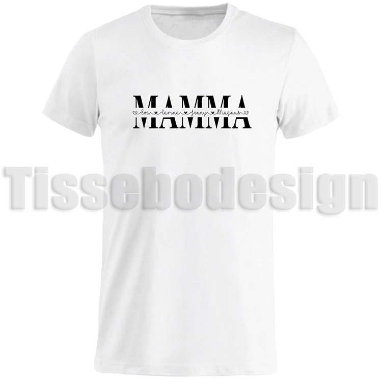Vit T-shirt med svart texten MAMMA, understruken med flera namn och små hjärtan – trycket anpassas med egna namn