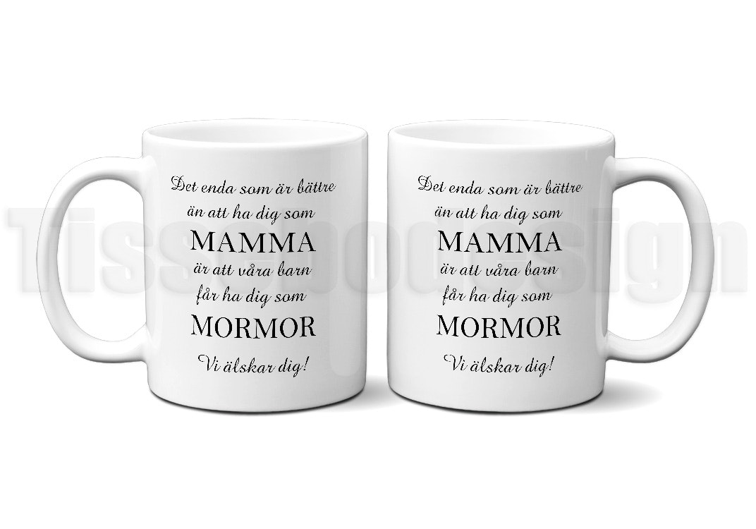 En vit mugg med texten, Det enda som är bättre än att ha dig som Mamma är att våra barn får ha dig som Mormor, Vi älsakr dig! - 330 ml