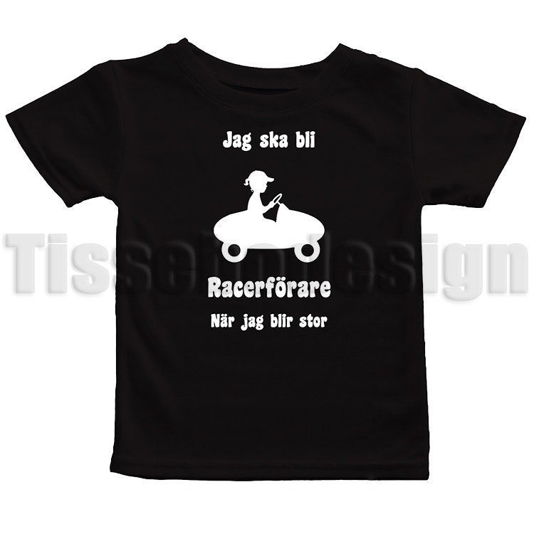 Barn T-shirt flicka i 100% bomull med texten Jag Ska Bli Racerförare När Jag Blir Stor, rund halsringning, finns i vit och svart samt storlekar 90–160. Märke: Lager 157.