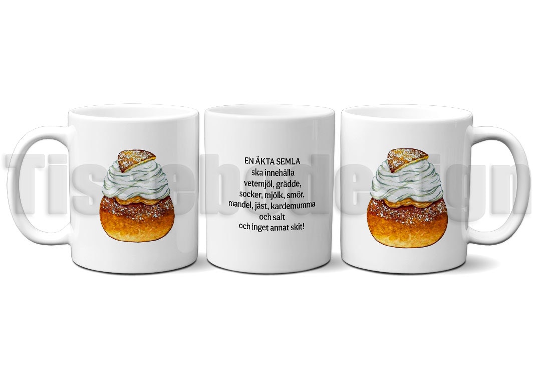 Vit keramikmugg med texten En äkta semla ska innehålla vetemjöl, grädde, socker, mjölk, smör, mandel, jäst, kardemumma och salt och semmelmotiv på båda sidor, 330 ml