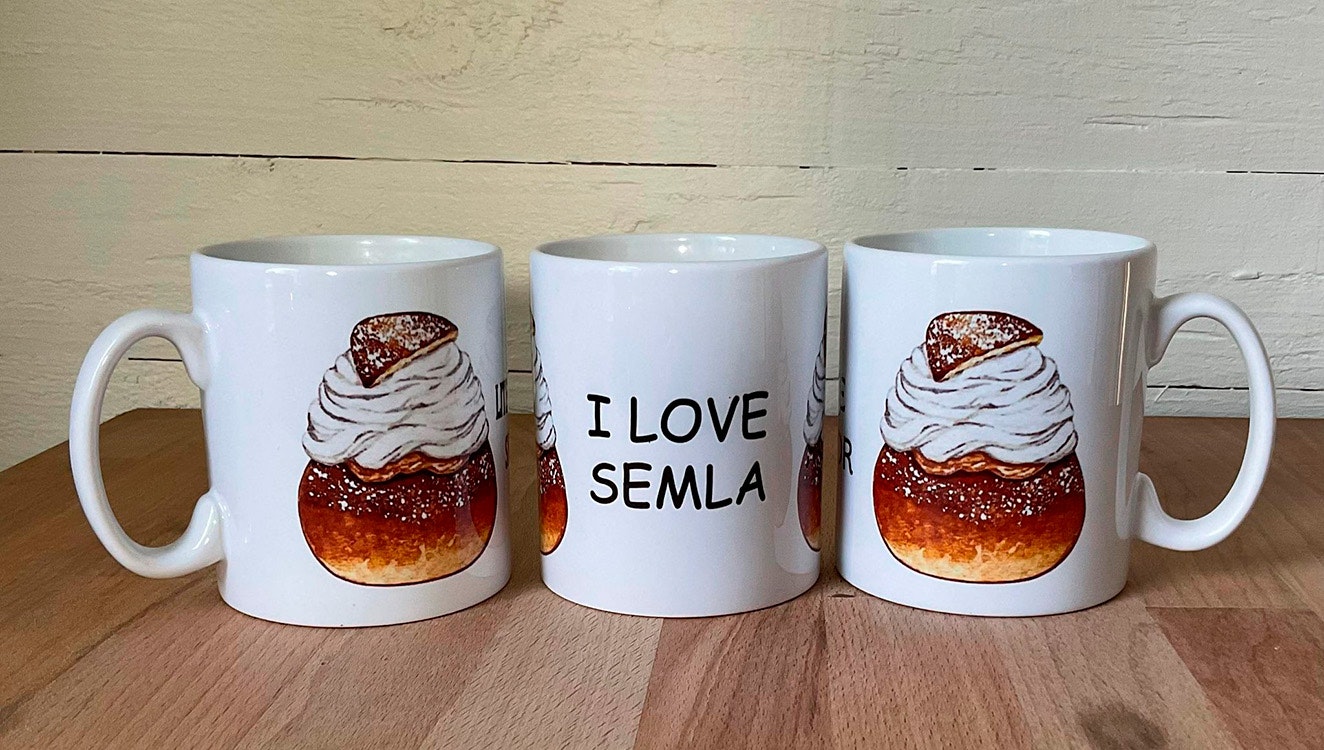 Vit keramikmugg med texten I Love Semla och semmelmotiv på båda sidor, 330 ml