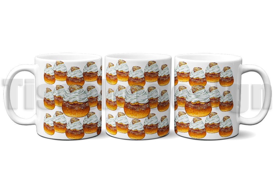 Vit keramikmugg med ett mönster av semlor runt hela muggen, 330 ml