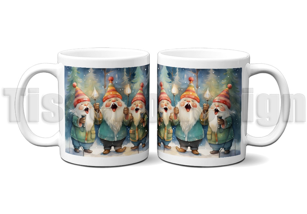 Vit julmugg med trycket 'Sjungande Tomte Kör', tomtar som sjunger i vintrigt landskap. Keramik, 330 ml.