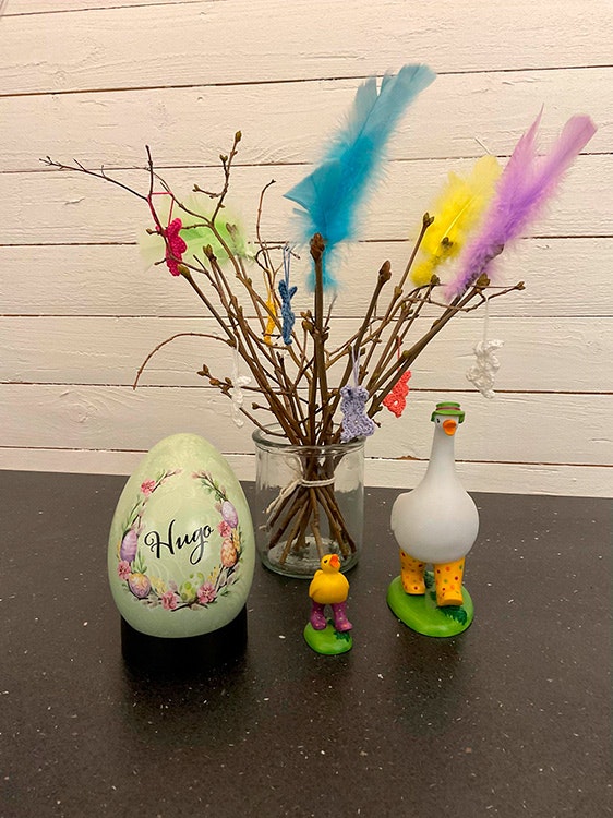 Påskägg i plåt, 15 cm, i pastellgrön nyans med en blomkrans samt personligt namn i vinyl