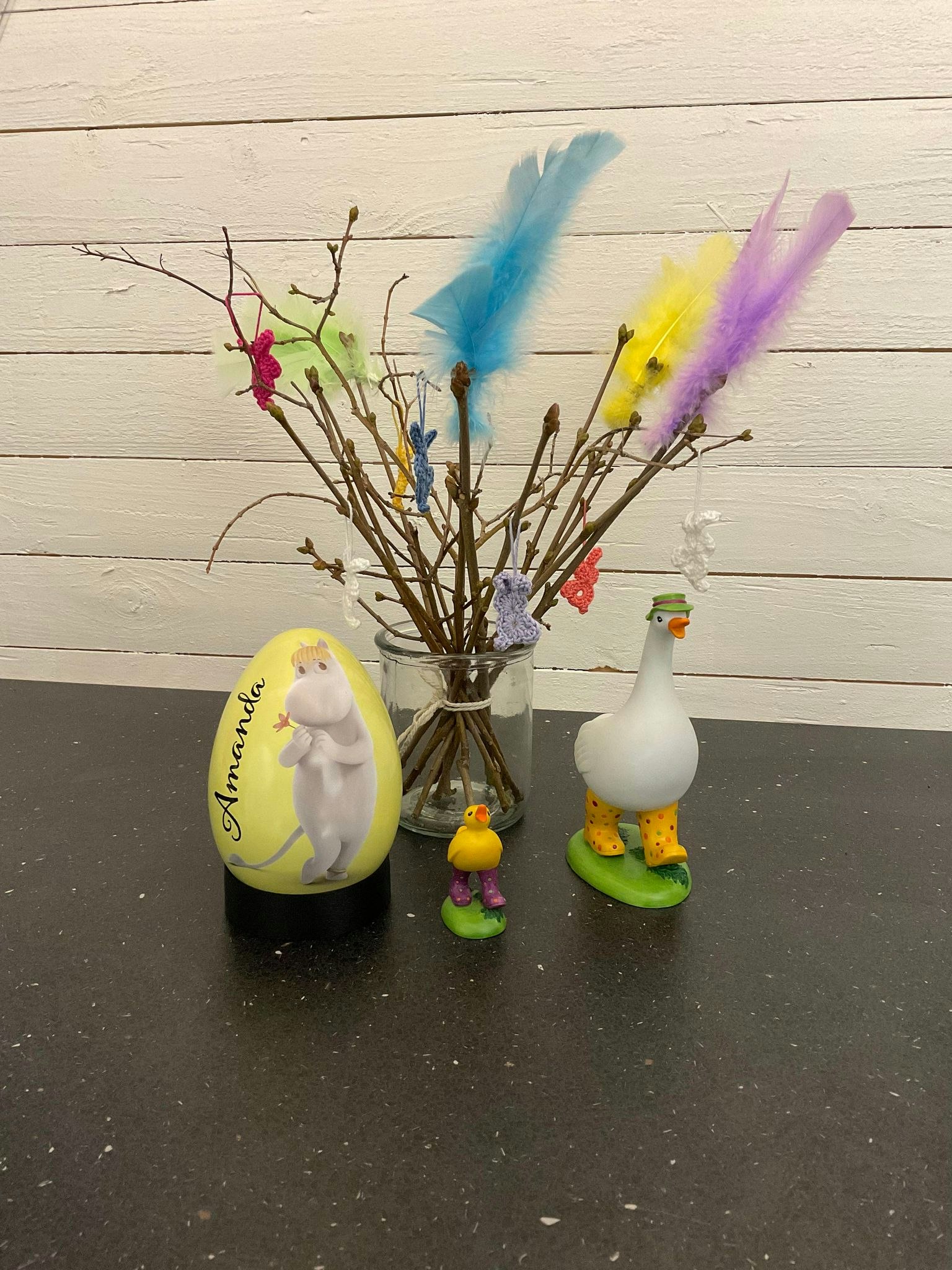 Muminpåskägg i plåt, 15 cm, med motiv av Snorkfröken som håller en blomma samt personligt namn i vinyl.