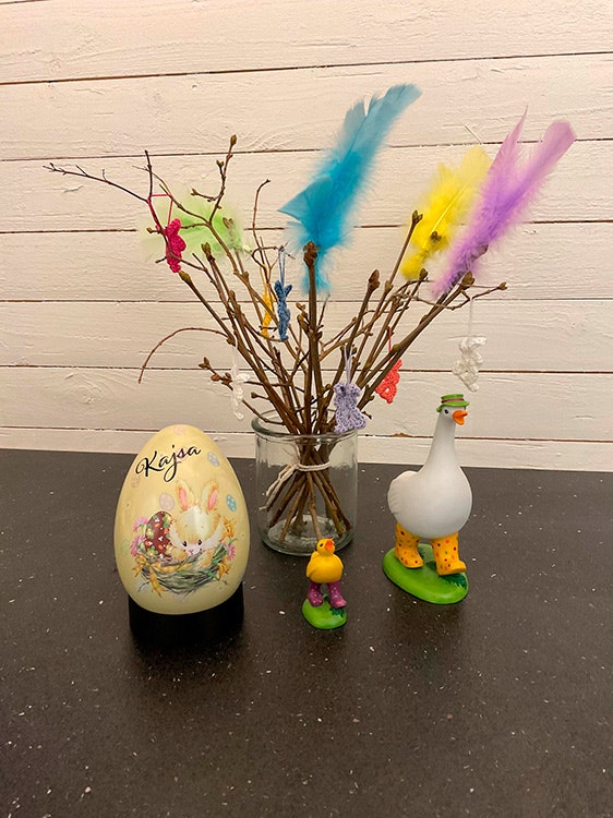 Påskägg i plåt, 15 cm, med motiv av en söt kanin i ett fågelbo samt personligt namn i vinyl.