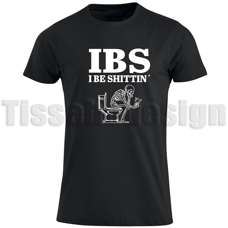 Svart T-shirt tryckt med texten IBS - I Be Shittin´ och ett skellet som sitter på toaleten med sin mobil
