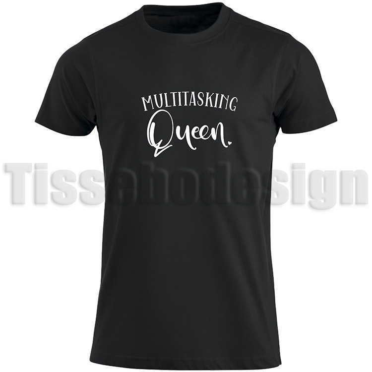 Svart t-shirt med texten Multitasking Queen