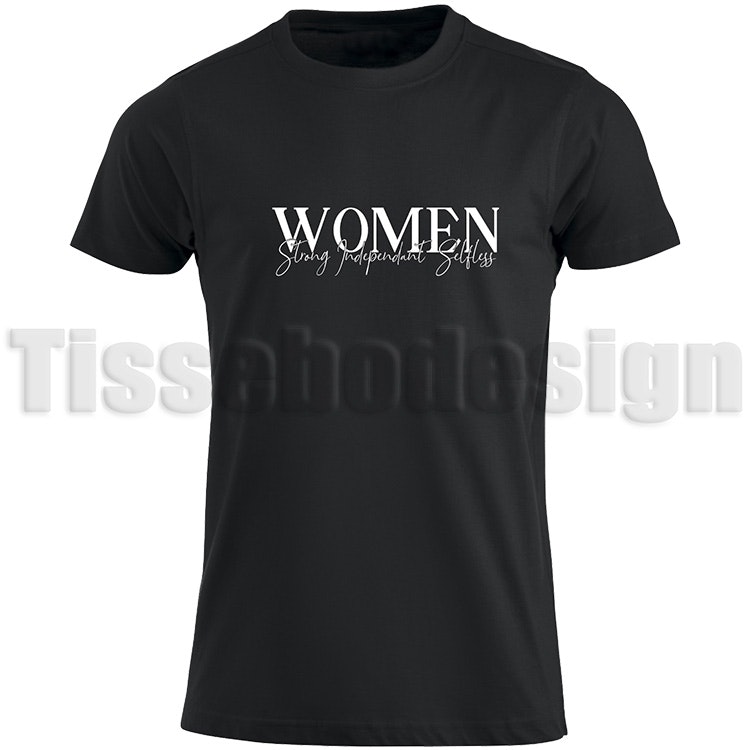 Svart T-shirt med vit text Women: Strong, Independent, Selfless - inspirerande design, 100% bomull, unisex, tillgänglig i storlekar S till 5XL.