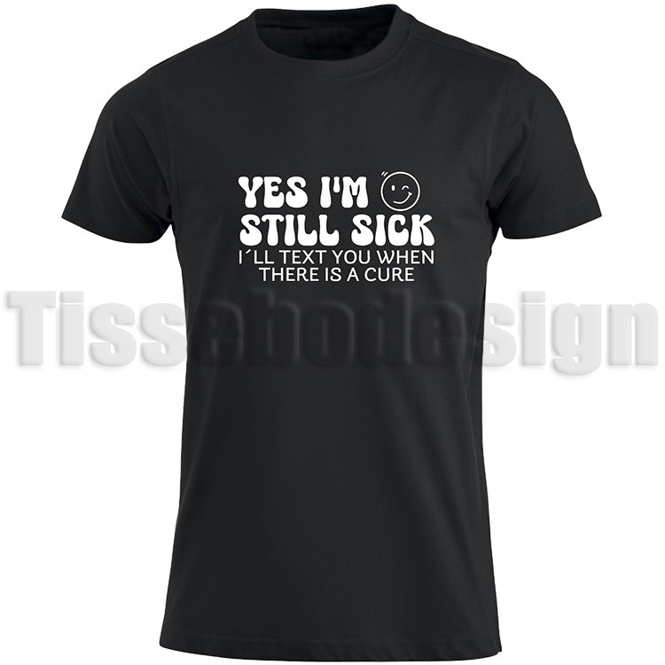 Svart T-shirt med vit text Yes I'm Stick Sick - humoristisk design, 100% bomull, unisex, tillgänglig i storlekar S till 5XL.