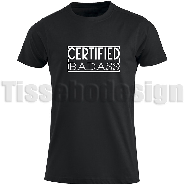 Svart T-shirt med vit text Certified Badass - självsäker design, 100% bomull, unisex, tillgänglig i storlekar S till 5XL.