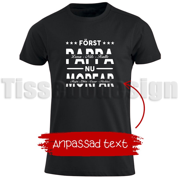 Svart T-shirt med trycket Först Pappa (med anpassat med barnens namn i mellan ordet pappa) Nu Morfar (med anpassat med barnbarnens namn i mellan ordet morfar). humoristisk design, 100% bomull, unisex,