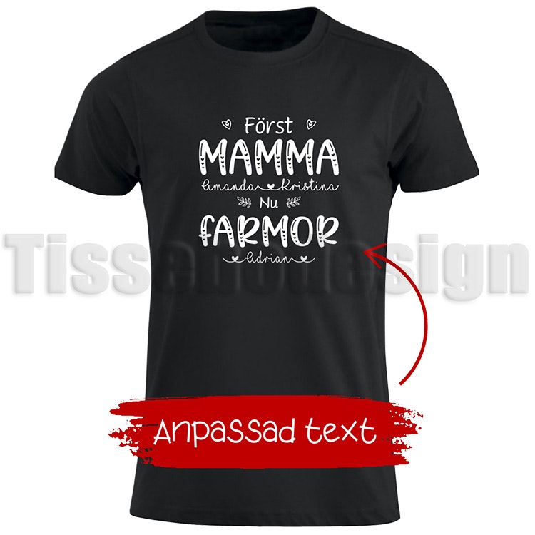 Svart T-shirt med trycket Först Mamma (med anpassat med barnens namn i mellan ordet mamma) Nu Farmor (med anpassat med barnbarnens namn i mellan ordet  Farmor). humoristisk design, 100% bomull, unisex