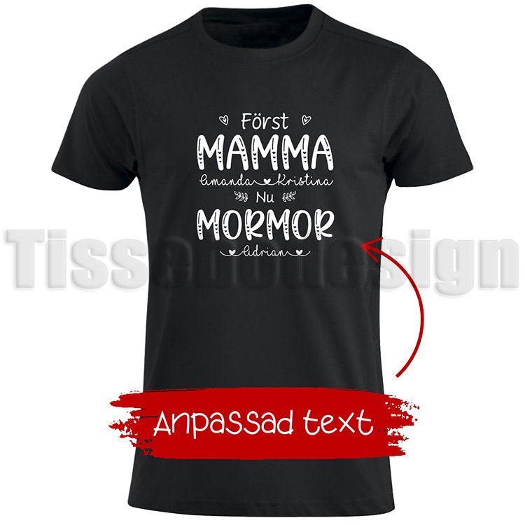 Svart T-shirt med trycket Först Mamma (med anpassat med barnens namn i mellan ordet mamma) Nu Mormor (med anpassat med barnbarnens namn i mellan ordet  mormor. humoristisk design, 100% bomull, unisex,