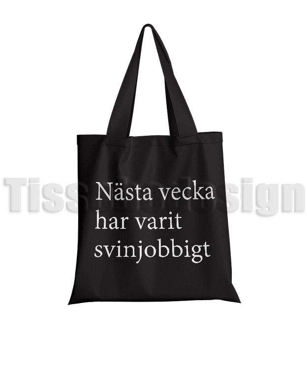 Bilden visare en svart tygkasse Med Tryck Nästa Vecka Har Varit Svinjobbig  med vit text