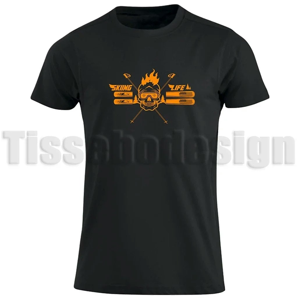 T-shirt med motivet Skiing Life i orange. Dödskalle med skidglasögon, skidor och stavar i orange tryck på svart T-shirt.
