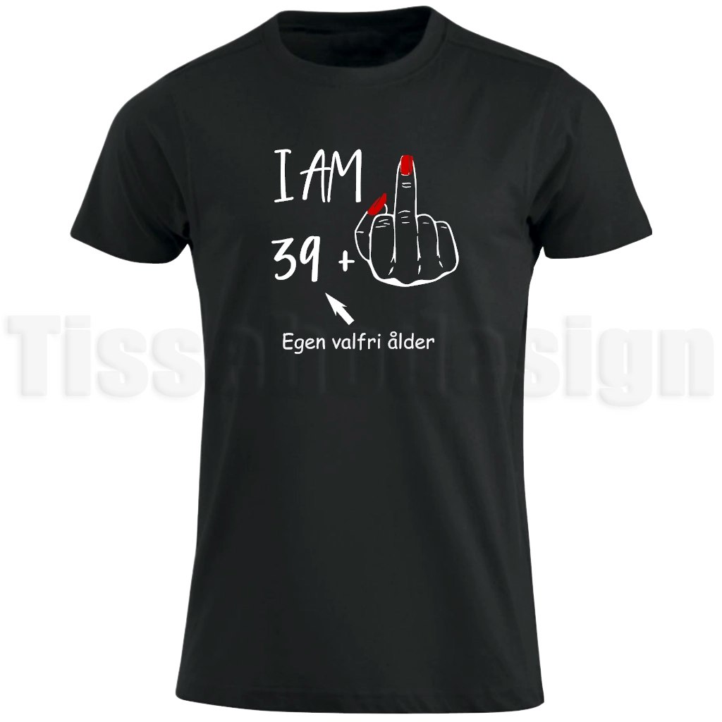 Svart t-shirt med texten I AM 39+ och pekande finger – anpassad med valfri ålder