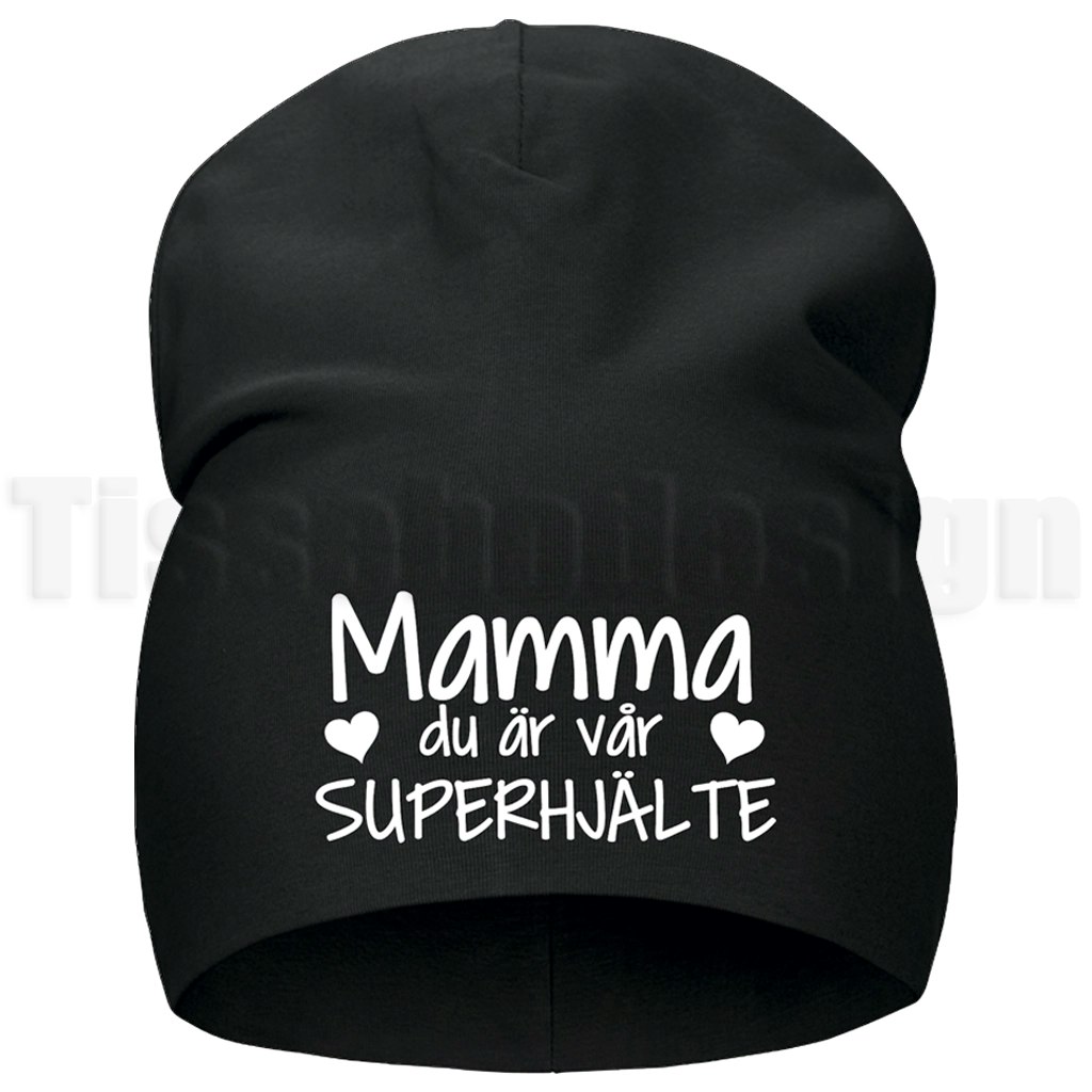 Mössa med texten Mamma du är vår superhjälte i vit text med hjärtan – värmande och uppskattad present