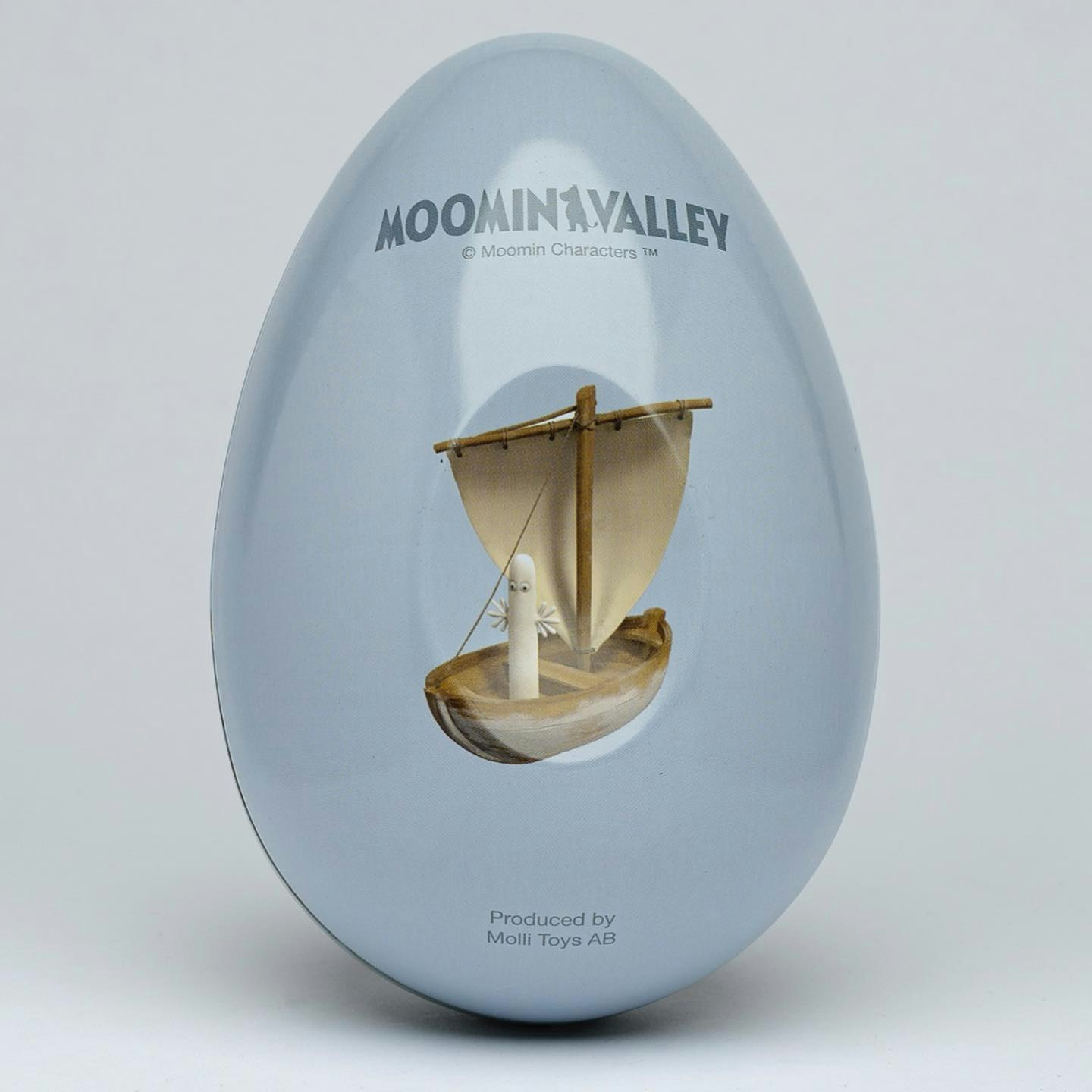 Muminpåskägg i ljusblå färg med motiv av en karaktär från Mumindalen i en segelbåt.