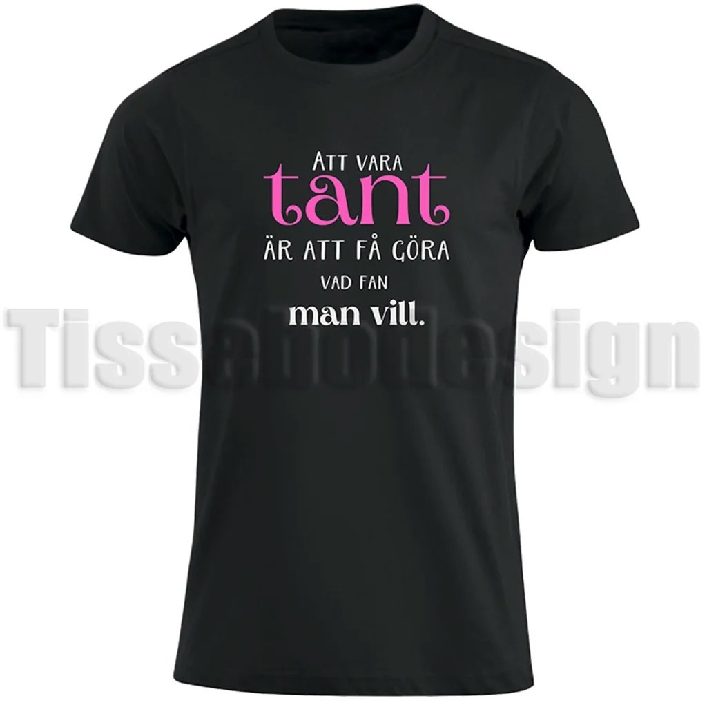 T-shirt med texten Att vara tant är att få göra vad fan man vill. Svart T-shirt med rosa och vit text i vuxenstorlek.