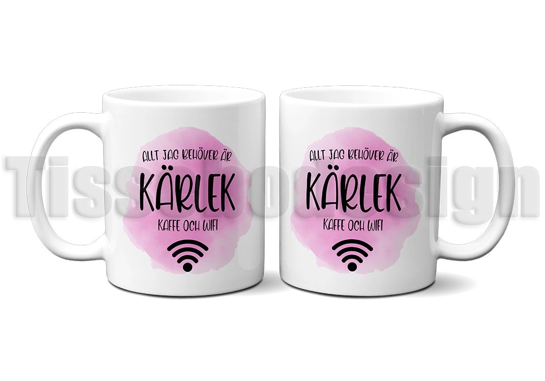 Vit mugg 330 ml med texten Allt jag behöver är kärlek, kaffe och wifi i svart på rosa akvarellbakgrund