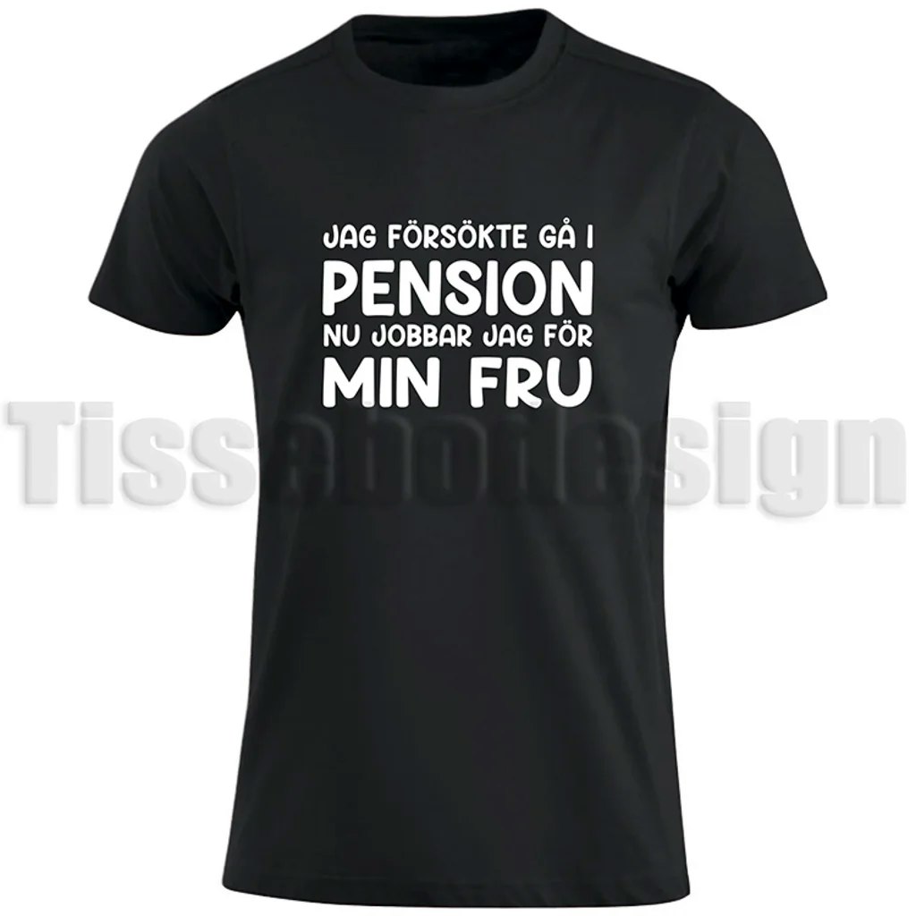 T-shirt med texten Jag försökte gå i pension – nu jobbar jag för min fru. Svart T-shirt med vit text i vuxenstorlek.