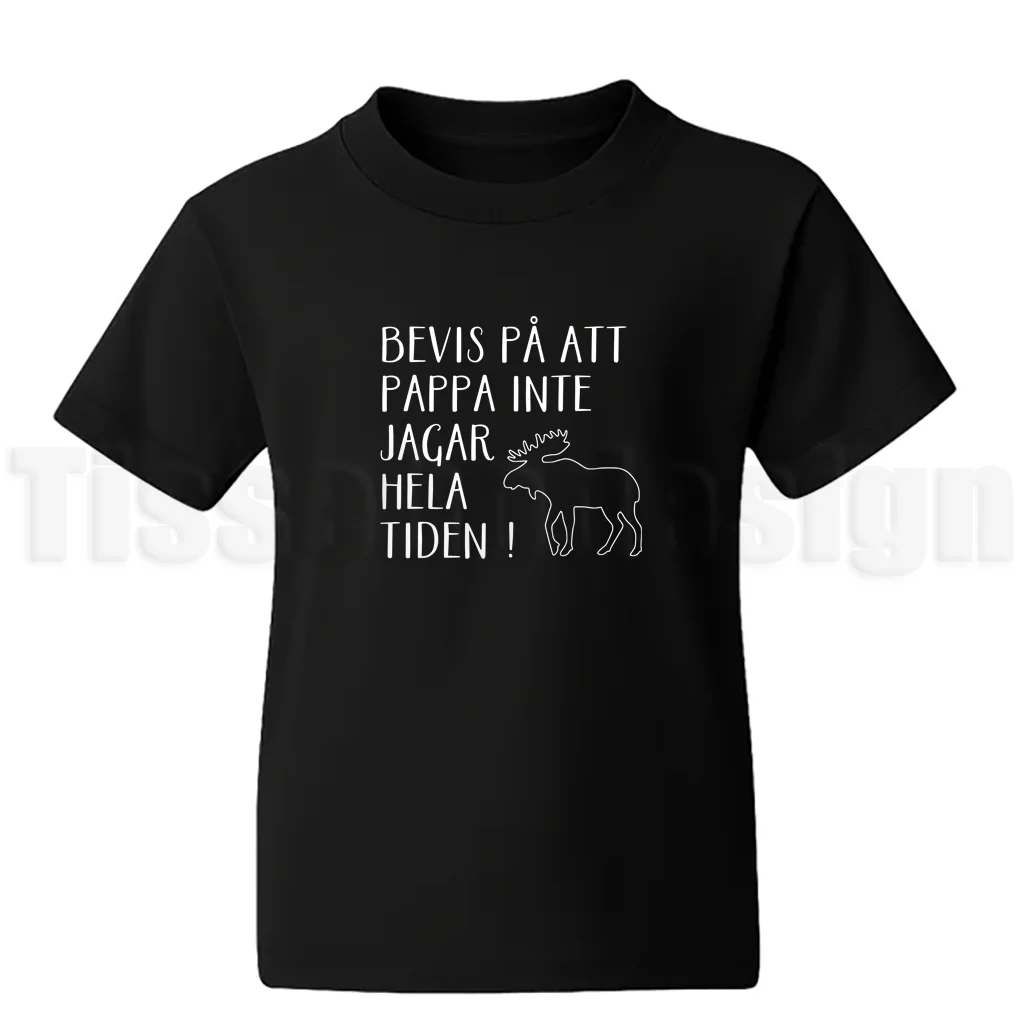 Barn-t-shirt med texten Bevis på att pappa inte jagar hela tiden – älgmotiv och humor