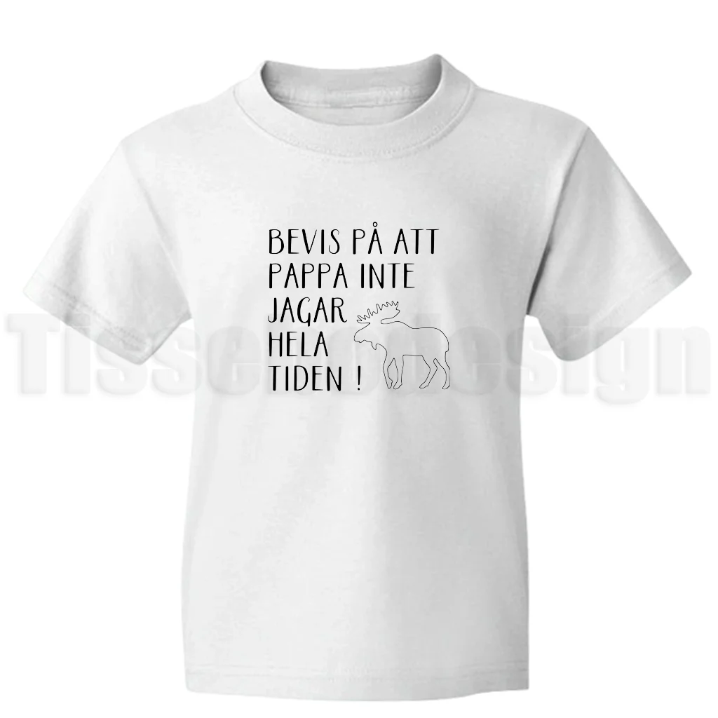 Barn-t-shirt med texten Bevis på att pappa inte jagar hela tiden – roligt motiv med älg