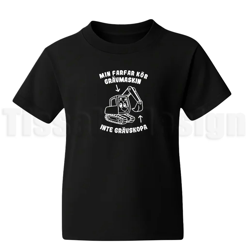 Svart barn-t-shirt med vit text Min farfar kör grävmaskin, inte grävskopa och ett gulligt motiv av en grävmaskin.