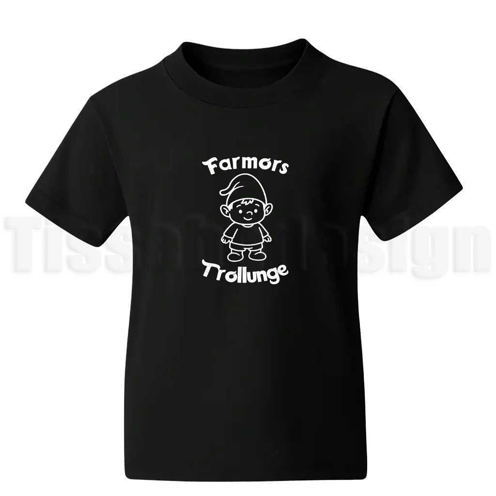 Svart barn-t-shirt med vit text Farmors Trollunge och ett gulligt motiv av en trollpojke i enkel tecknad stil.