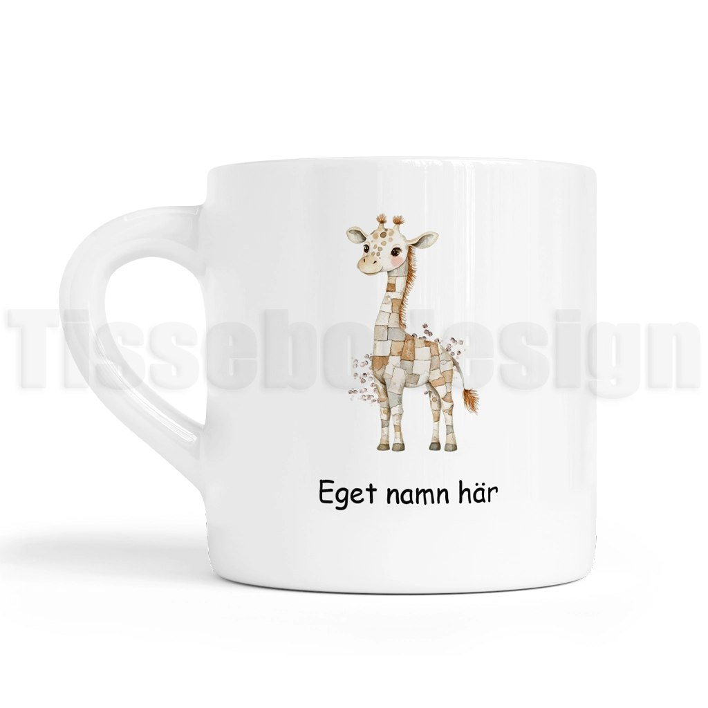 Barnmugg med giraffmotiv i naturtoner och möjlighet att lägga till eget namn.