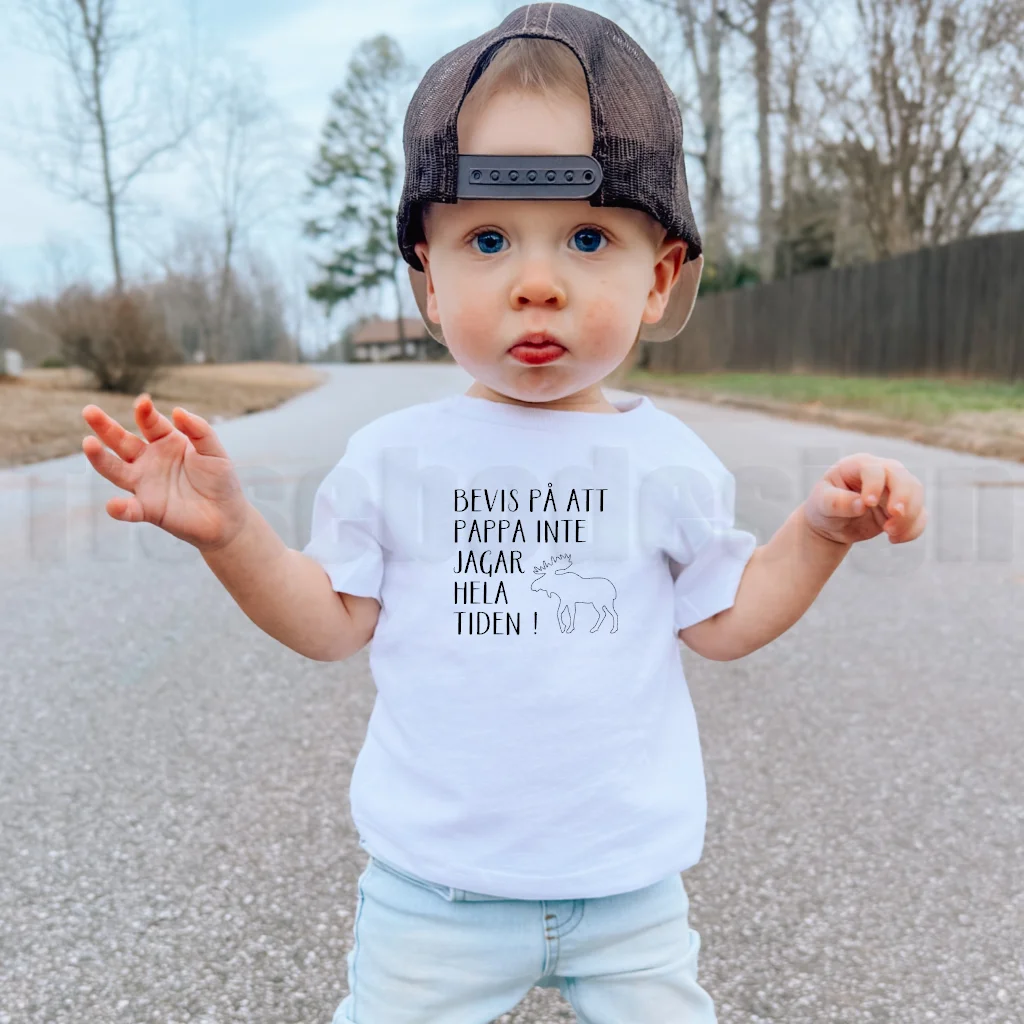 T-shirt med texten Bevis på att pappa inte jagar hela tiden – barnmodell med älgmotiv